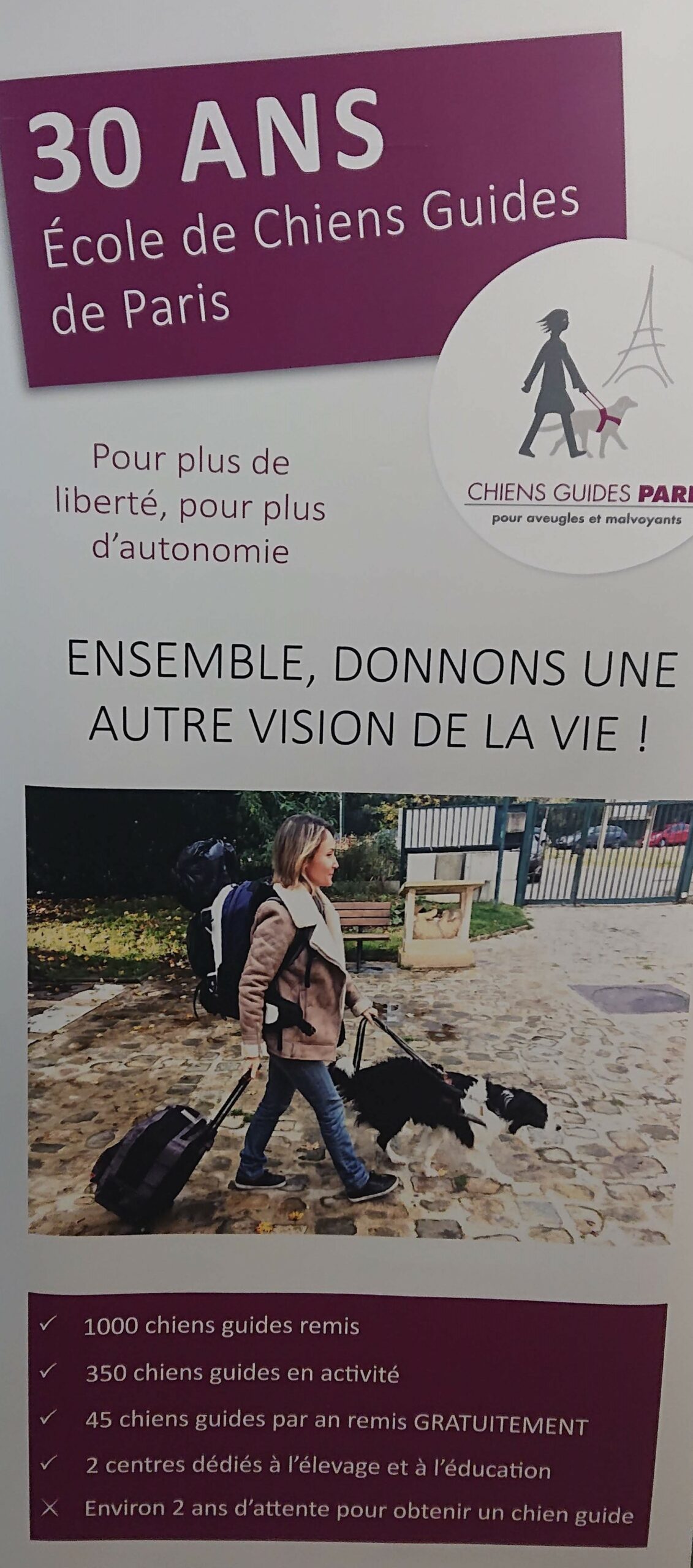 Kakémono indiquant les 30 ans de l'école de chiens guides de Paris et les principaux chiffres de l'école.