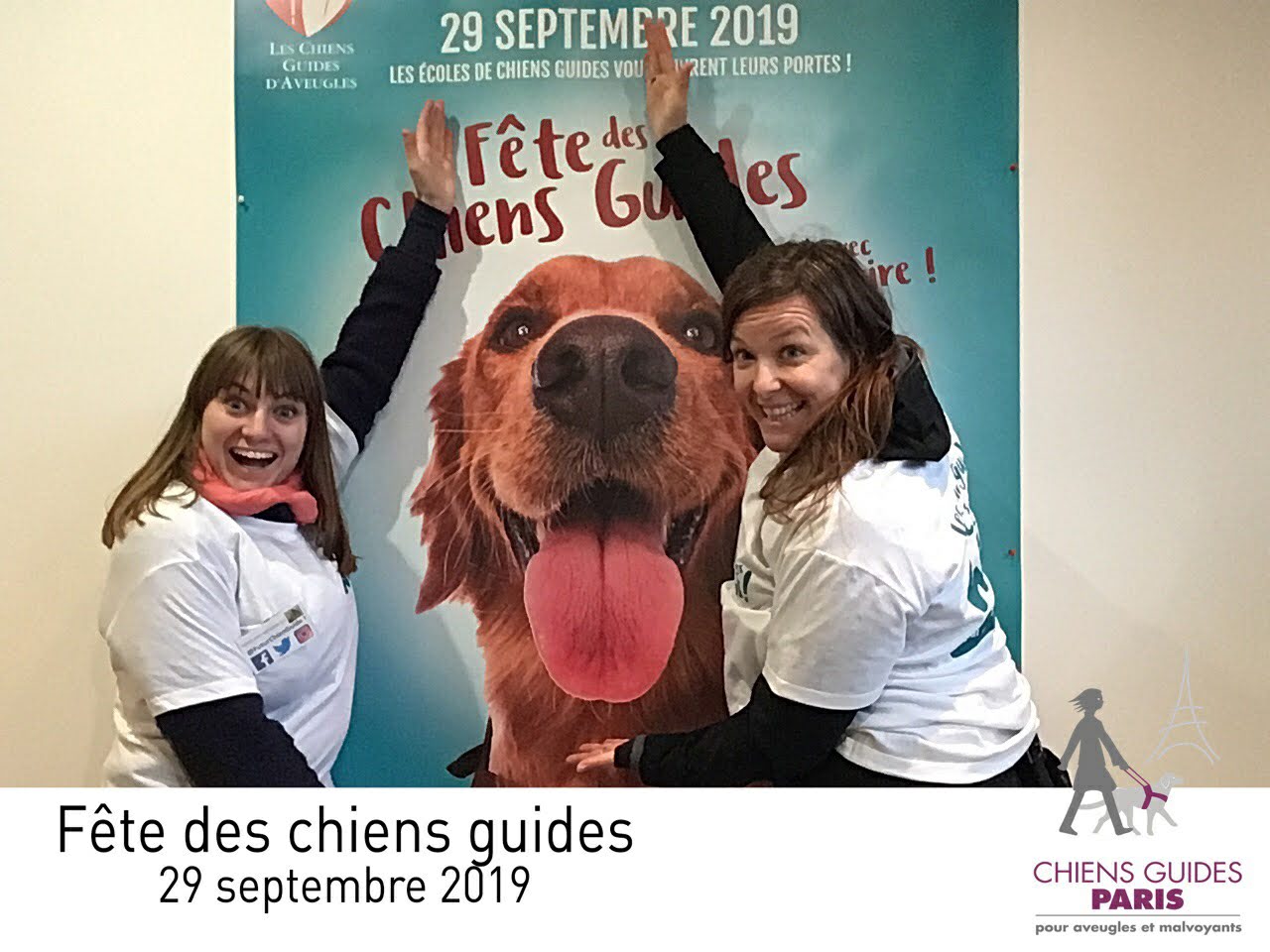 Marie et moi de part et d'autres de l'affiche avec un golden retriever tirant la langue de la fête des chiens guides le 29 septembre 2019 